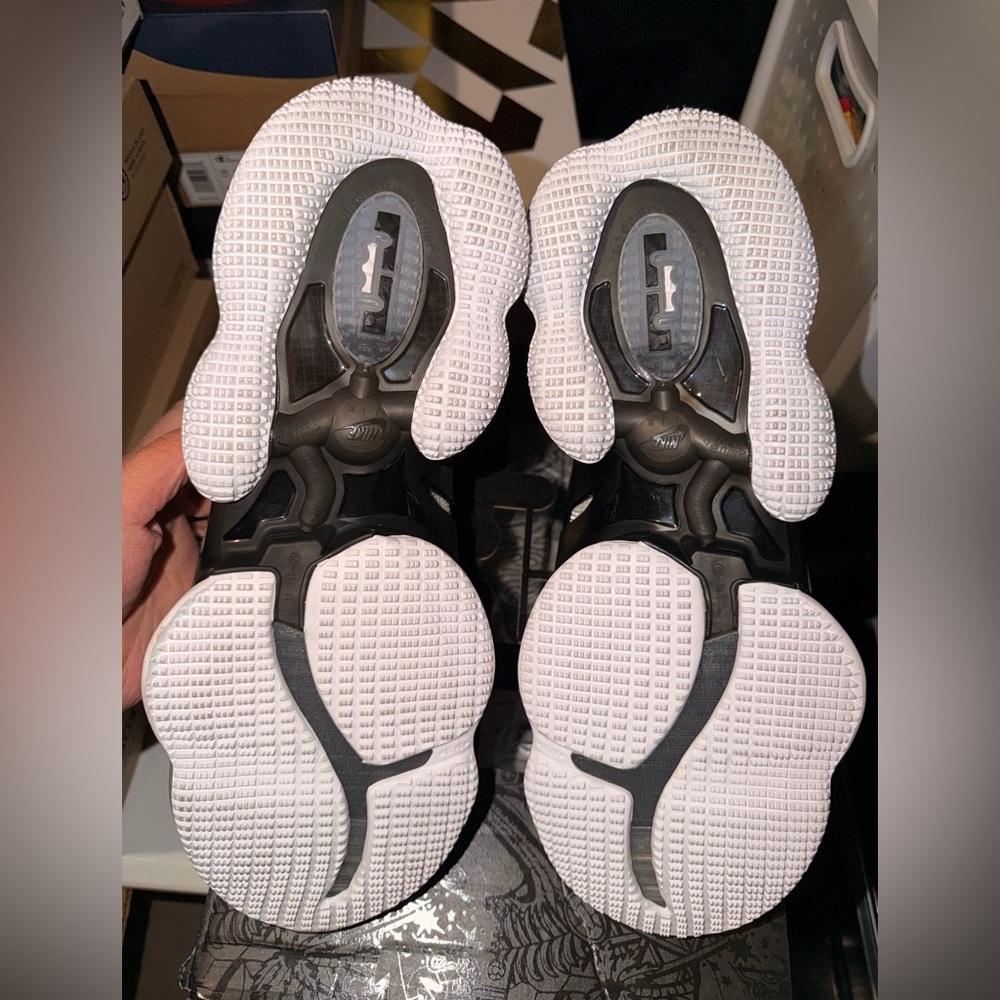 Nike MEN'S LEBRON 19 "ROYALTY" Shoes - Picture 4 of 5
